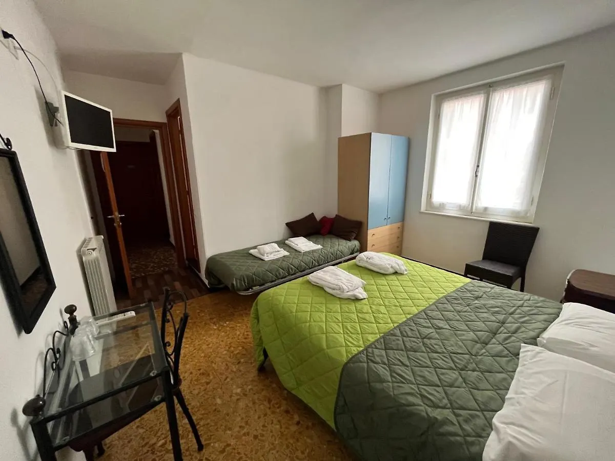 Yolo Rooms Bonassola 0*,  Italia