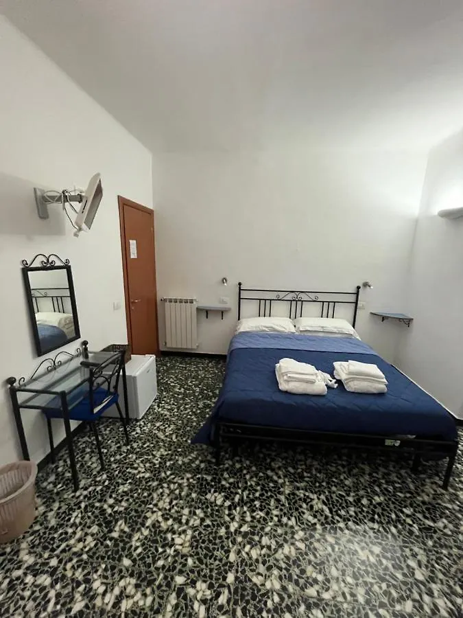 Yolo Rooms Bonassola 0*,  Italia